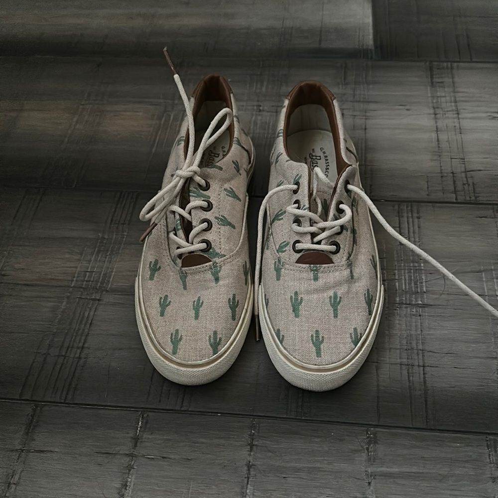 Bass Size 5 Tan Cactus Sneakers